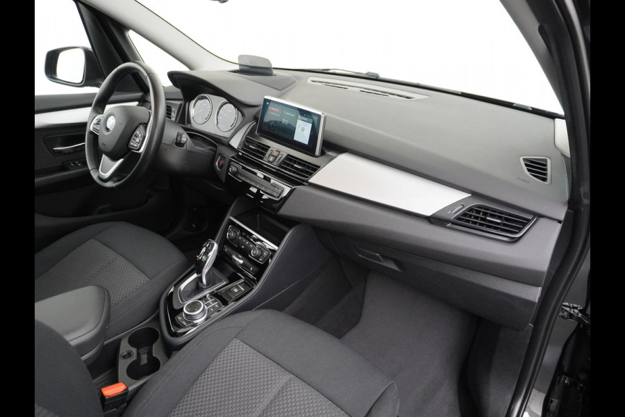 BMW 2 Serie Gran Tourer 218I 7-Persoons AUT-7 141pk Pano.dak Navi-Pro BMW-Digital-Key (via-GSM) Camera Head-Up Display Adap.Led Live Cockpit WiFi Elek.Achterklep DAB HUD Regen-Lichtsensor Comfort Acces ConnectedDrive Services FCW+remfunctie Lane-Dep-Warning Snelheidsherk. Approach-c-Warning 1500kg trekvermogen Origin.NLse auto ruim 45.000 nieuw