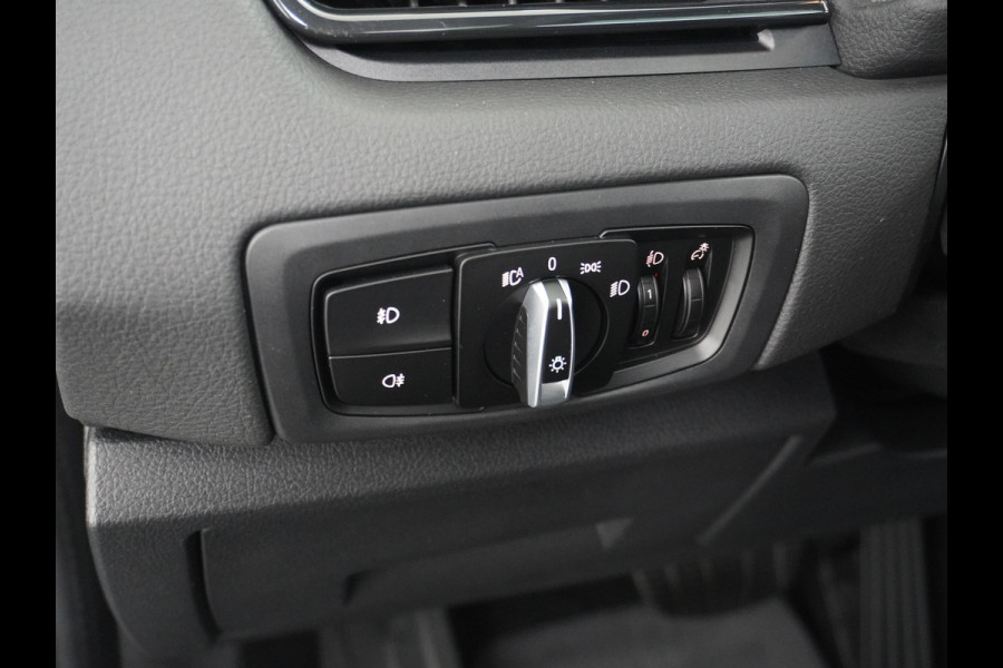 BMW 2 Serie Gran Tourer 218I 7-Persoons AUT-7 141pk Pano.dak Navi-Pro BMW-Digital-Key (via-GSM) Camera Head-Up Display Adap.Led Live Cockpit WiFi Elek.Achterklep DAB HUD Regen-Lichtsensor Comfort Acces ConnectedDrive Services FCW+remfunctie Lane-Dep-Warning Snelheidsherk. Approach-c-Warning 1500kg trekvermogen Origin.NLse auto ruim 45.000 nieuw