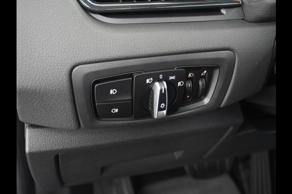 BMW 2 Serie Gran Tourer 218I 7-Persoons AUT-7 141pk Pano.dak Navi-Pro BMW-Digital-Key (via-GSM) Camera Head-Up Display Adap.Led Live Cockpit WiFi Elek.Achterklep DAB HUD Regen-Lichtsensor Comfort Acces ConnectedDrive Services FCW+remfunctie Lane-Dep-Warning Snelheidsherk. Approach-c-Warning 1500kg trekvermogen Origin.NLse auto ruim 45.000 nieuw