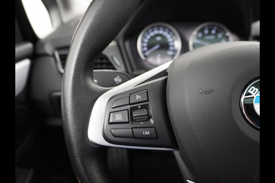 BMW 2 Serie Gran Tourer 218I 7-Persoons AUT-7 141pk Pano.dak Navi-Pro BMW-Digital-Key (via-GSM) Camera Head-Up Display Adap.Led Live Cockpit WiFi Elek.Achterklep DAB HUD Regen-Lichtsensor Comfort Acces ConnectedDrive Services FCW+remfunctie Lane-Dep-Warning Snelheidsherk. Approach-c-Warning 1500kg trekvermogen Origin.NLse auto ruim 45.000 nieuw