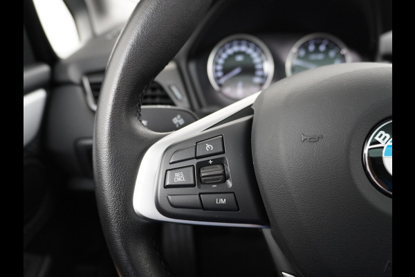 BMW 2 Serie Gran Tourer 218I 7-Persoons AUT-7 141pk Pano.dak Navi-Pro BMW-Digital-Key (via-GSM) Camera Head-Up Display Adap.Led Live Cockpit WiFi Elek.Achterklep DAB HUD Regen-Lichtsensor Comfort Acces ConnectedDrive Services FCW+remfunctie Lane-Dep-Warning Snelheidsherk. Approach-c-Warning 1500kg trekvermogen Origin.NLse auto ruim 45.000 nieuw