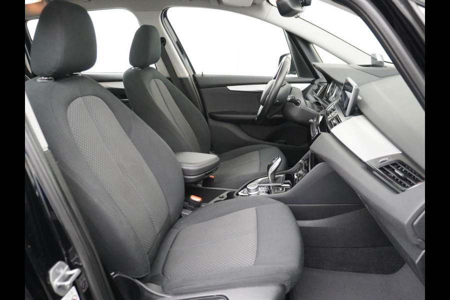 BMW 2 Serie Gran Tourer 218I 7-Persoons AUT-7 141pk Pano.dak Navi-Pro BMW-Digital-Key (via-GSM) Camera Head-Up Display Adap.Led Live Cockpit WiFi Elek.Achterklep DAB HUD Regen-Lichtsensor Comfort Acces ConnectedDrive Services FCW+remfunctie Lane-Dep-Warning Snelheidsherk. Approach-c-Warning 1500kg trekvermogen Origin.NLse auto ruim 45.000 nieuw