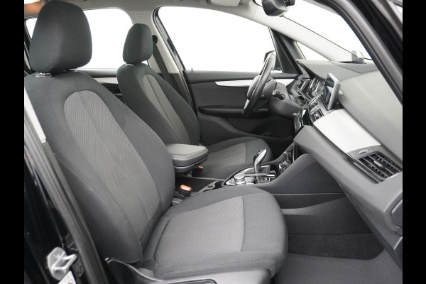 BMW 2 Serie Gran Tourer 218I 7-Persoons AUT-7 141pk Pano.dak Navi-Pro BMW-Digital-Key (via-GSM) Camera Head-Up Display Adap.Led Live Cockpit WiFi Elek.Achterklep DAB HUD Regen-Lichtsensor Comfort Acces ConnectedDrive Services FCW+remfunctie Lane-Dep-Warning Snelheidsherk. Approach-c-Warning 1500kg trekvermogen Origin.NLse auto ruim 45.000 nieuw