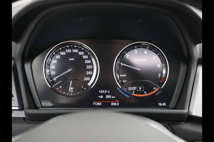 BMW 2 Serie Gran Tourer 218I 7-Persoons AUT-7 141pk Pano.dak Navi-Pro BMW-Digital-Key (via-GSM) Camera Head-Up Display Adap.Led Live Cockpit WiFi Elek.Achterklep DAB HUD Regen-Lichtsensor Comfort Acces ConnectedDrive Services FCW+remfunctie Lane-Dep-Warning Snelheidsherk. Approach-c-Warning 1500kg trekvermogen Origin.NLse auto ruim 45.000 nieuw