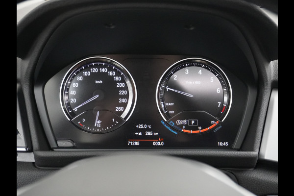 BMW 2 Serie Gran Tourer 218I 7-Persoons AUT-7 141pk Pano.dak Navi-Pro BMW-Digital-Key (via-GSM) Camera Head-Up Display Adap.Led Live Cockpit WiFi Elek.Achterklep DAB HUD Regen-Lichtsensor Comfort Acces ConnectedDrive Services FCW+remfunctie Lane-Dep-Warning Snelheidsherk. Approach-c-Warning 1500kg trekvermogen Origin.NLse auto ruim 45.000 nieuw