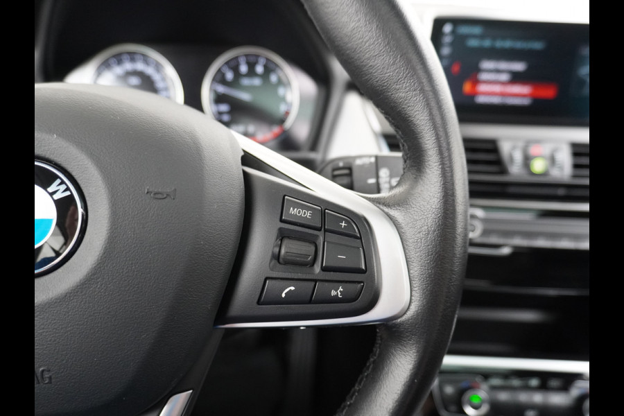BMW 2 Serie Gran Tourer 218I 7-Persoons AUT-7 141pk Pano.dak Navi-Pro BMW-Digital-Key (via-GSM) Camera Head-Up Display Adap.Led Live Cockpit WiFi Elek.Achterklep DAB HUD Regen-Lichtsensor Comfort Acces ConnectedDrive Services FCW+remfunctie Lane-Dep-Warning Snelheidsherk. Approach-c-Warning 1500kg trekvermogen Origin.NLse auto ruim 45.000 nieuw