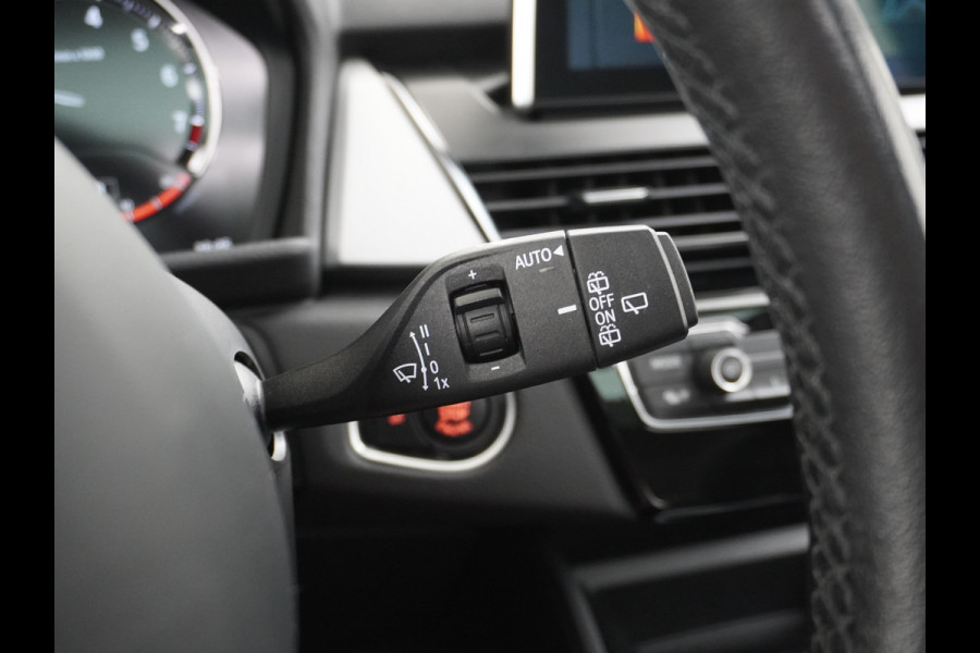 BMW 2 Serie Gran Tourer 218I 7-Persoons AUT-7 141pk Pano.dak Navi-Pro BMW-Digital-Key (via-GSM) Camera Head-Up Display Adap.Led Live Cockpit WiFi Elek.Achterklep DAB HUD Regen-Lichtsensor Comfort Acces ConnectedDrive Services FCW+remfunctie Lane-Dep-Warning Snelheidsherk. Approach-c-Warning 1500kg trekvermogen Origin.NLse auto ruim 45.000 nieuw