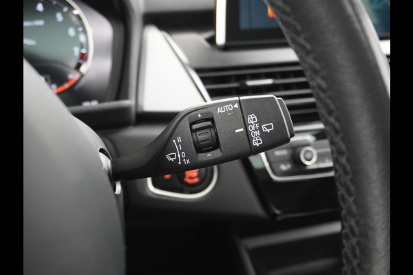BMW 2 Serie Gran Tourer 218I 7-Persoons AUT-7 141pk Pano.dak Navi-Pro BMW-Digital-Key (via-GSM) Camera Head-Up Display Adap.Led Live Cockpit WiFi Elek.Achterklep DAB HUD Regen-Lichtsensor Comfort Acces ConnectedDrive Services FCW+remfunctie Lane-Dep-Warning Snelheidsherk. Approach-c-Warning 1500kg trekvermogen Origin.NLse auto ruim 45.000 nieuw