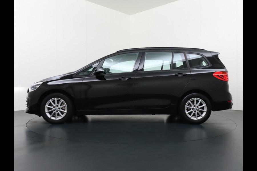 BMW 2 Serie Gran Tourer 218I 7-Persoons AUT-7 141pk Pano.dak Navi-Pro BMW-Digital-Key (via-GSM) Camera Head-Up Display Adap.Led Live Cockpit WiFi Elek.Achterklep DAB HUD Regen-Lichtsensor Comfort Acces ConnectedDrive Services FCW+remfunctie Lane-Dep-Warning Snelheidsherk. Approach-c-Warning 1500kg trekvermogen Origin.NLse auto ruim 45.000 nieuw