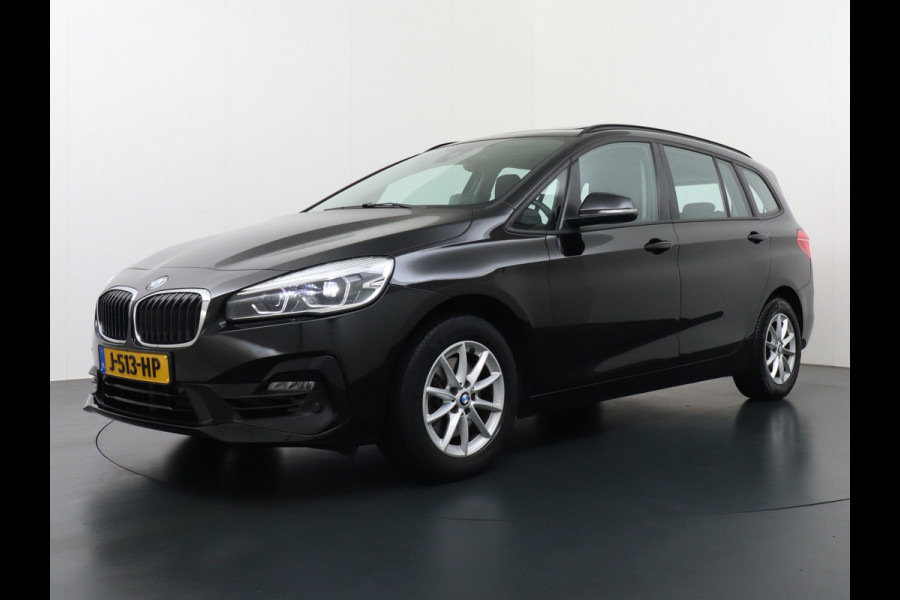 BMW 2 Serie Gran Tourer 218I 7-Persoons AUT-7 141pk Pano.dak Navi-Pro BMW-Digital-Key (via-GSM) Camera Head-Up Display Adap.Led Live Cockpit WiFi Elek.Achterklep DAB HUD Regen-Lichtsensor Comfort Acces ConnectedDrive Services FCW+remfunctie Lane-Dep-Warning Snelheidsherk. Approach-c-Warning 1500kg trekvermogen Origin.NLse auto ruim 45.000 nieuw