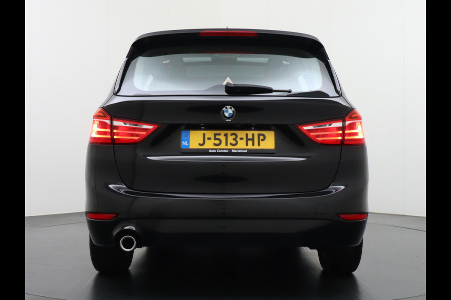 BMW 2 Serie Gran Tourer 218I 7-Persoons AUT-7 141pk Pano.dak Navi-Pro BMW-Digital-Key (via-GSM) Camera Head-Up Display Adap.Led Live Cockpit WiFi Elek.Achterklep DAB HUD Regen-Lichtsensor Comfort Acces ConnectedDrive Services FCW+remfunctie Lane-Dep-Warning Snelheidsherk. Approach-c-Warning 1500kg trekvermogen Origin.NLse auto ruim 45.000 nieuw