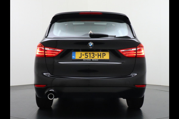 BMW 2 Serie Gran Tourer 218I 7-Persoons AUT-7 141pk Pano.dak Navi-Pro BMW-Digital-Key (via-GSM) Camera Head-Up Display Adap.Led Live Cockpit WiFi Elek.Achterklep DAB HUD Regen-Lichtsensor Comfort Acces ConnectedDrive Services FCW+remfunctie Lane-Dep-Warning Snelheidsherk. Approach-c-Warning 1500kg trekvermogen Origin.NLse auto ruim 45.000 nieuw
