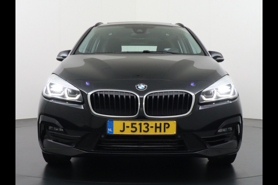 BMW 2 Serie Gran Tourer 218I 7-Persoons AUT-7 141pk Pano.dak Navi-Pro BMW-Digital-Key (via-GSM) Camera Head-Up Display Adap.Led Live Cockpit WiFi Elek.Achterklep DAB HUD Regen-Lichtsensor Comfort Acces ConnectedDrive Services FCW+remfunctie Lane-Dep-Warning Snelheidsherk. Approach-c-Warning 1500kg trekvermogen Origin.NLse auto ruim 45.000 nieuw