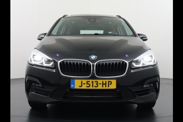 BMW 2 Serie Gran Tourer 218I 7-Persoons AUT-7 141pk Pano.dak Navi-Pro BMW-Digital-Key (via-GSM) Camera Head-Up Display Adap.Led Live Cockpit WiFi Elek.Achterklep DAB HUD Regen-Lichtsensor Comfort Acces ConnectedDrive Services FCW+remfunctie Lane-Dep-Warning Snelheidsherk. Approach-c-Warning 1500kg trekvermogen Origin.NLse auto ruim 45.000 nieuw