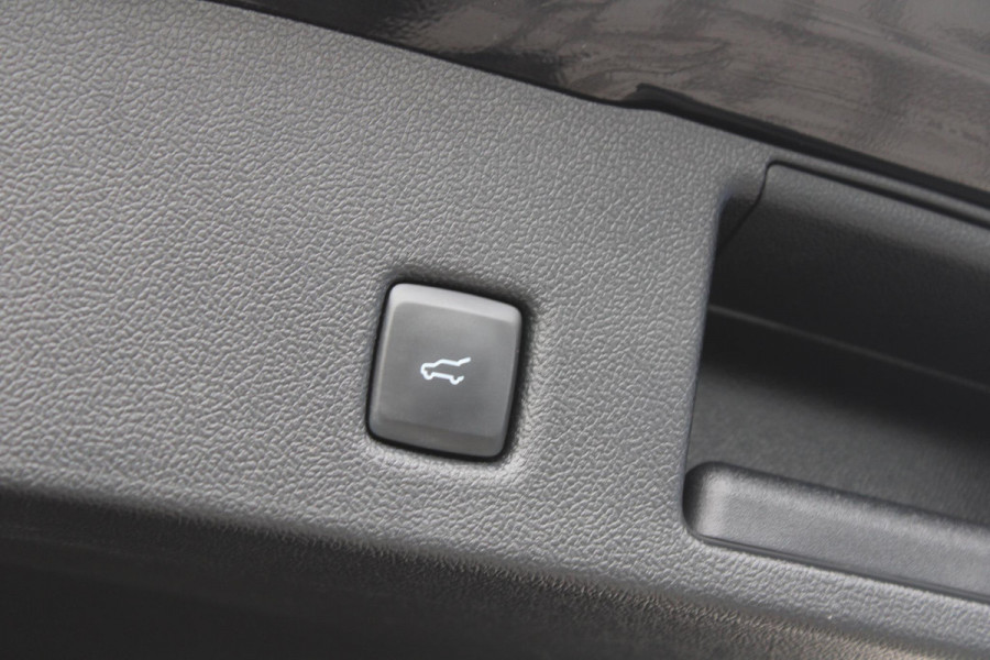 Ford Kuga 2.5 PHEV ST-Line | Panoramadak | Trekhaak | Winter Pack | Adaptive cruise control | Head up Display
