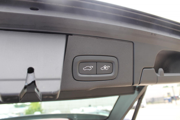 Volvo XC60 T6 350PK Automaat AWD Plus Black Edition Lang Range / Bowers & Wilkins Audio / 21" lichtmetalen velgen / Panoramisch schuif-kanteldak / Google Infotainment / Head Up display