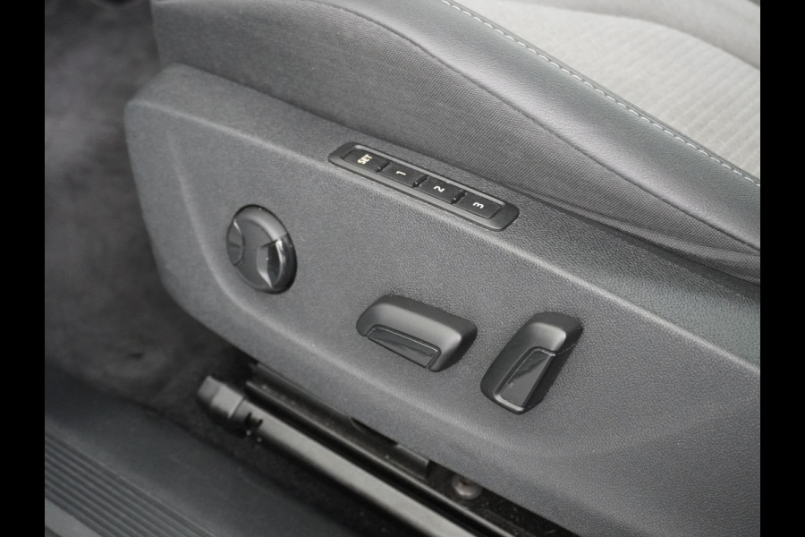 Škoda ENYAQ iV 80 Trekhaak Panodak Auto-Pilot Head-Up Display Apple Carplay Android Auto Adap.Cruise DAB Elek.Stoel+Memory+Verwarmd Navi Led-Ma Dynamic ChassisControl Climate Pack 2 Infotaiment Plus Klimaat Plus Family Comfort Pack Assistentie Keyless LMV 20" Grote Accu! 1e Eigenaar 1.000KG Trekgewicht! Zeer Compleet € 56.000 nieuw Grootste Aktieradius/accu pakket.