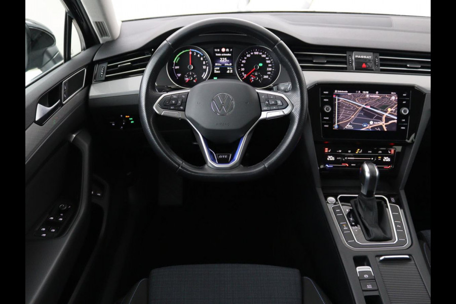 Volkswagen Passat 1.4 TSI PHEV GTE | Stoelverwarming | Camera | Adaptive cruise | Matrix LED | Massage | Carplay | Navigatie | Side Assist