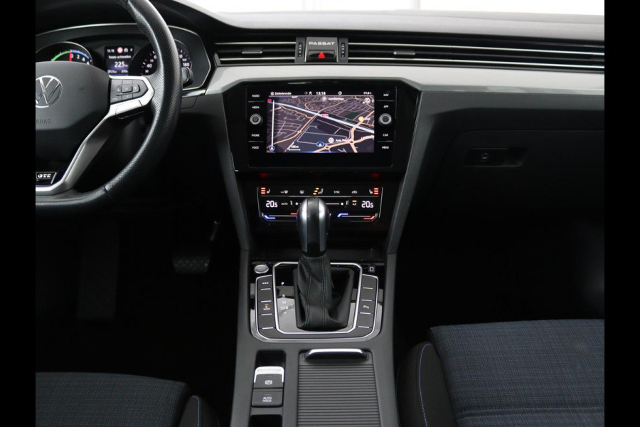 Volkswagen Passat 1.4 TSI PHEV GTE | Stoelverwarming | Camera | Adaptive cruise | Matrix LED | Massage | Carplay | Navigatie | Side Assist