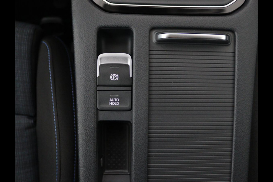 Volkswagen Passat 1.4 TSI PHEV GTE | Stoelverwarming | Camera | Adaptive cruise | Matrix LED | Massage | Carplay | Navigatie | Side Assist