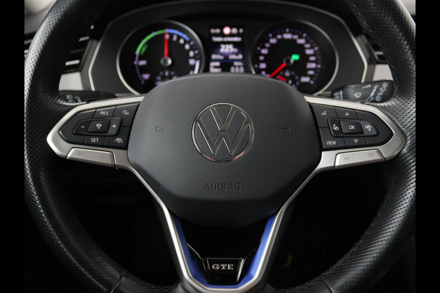 Volkswagen Passat 1.4 TSI PHEV GTE | Stoelverwarming | Camera | Adaptive cruise | Matrix LED | Massage | Carplay | Navigatie | Side Assist
