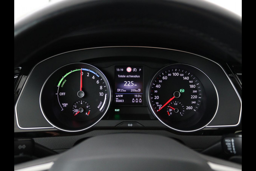 Volkswagen Passat 1.4 TSI PHEV GTE | Stoelverwarming | Camera | Adaptive cruise | Matrix LED | Massage | Carplay | Navigatie | Side Assist