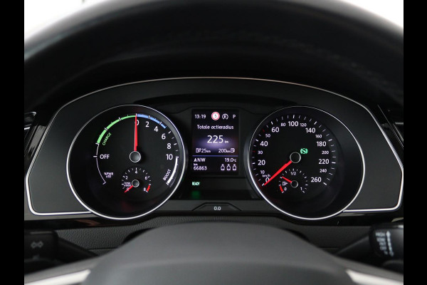 Volkswagen Passat 1.4 TSI PHEV GTE | Stoelverwarming | Camera | Adaptive cruise | Matrix LED | Massage | Carplay | Navigatie | Side Assist