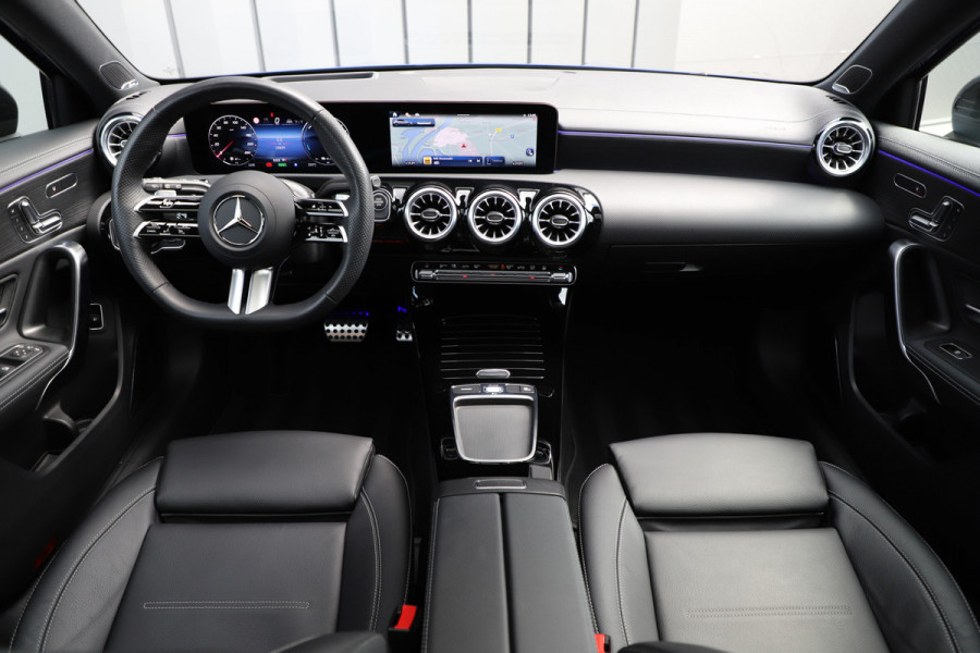 Mercedes-Benz A-Klasse 250e AMG Aut8 | 218PK | Pano | Head-up | Burmester | Memory | Sfeerverlichting | Multibeam | ACC | Stuurwielverwarming | Trekhaa