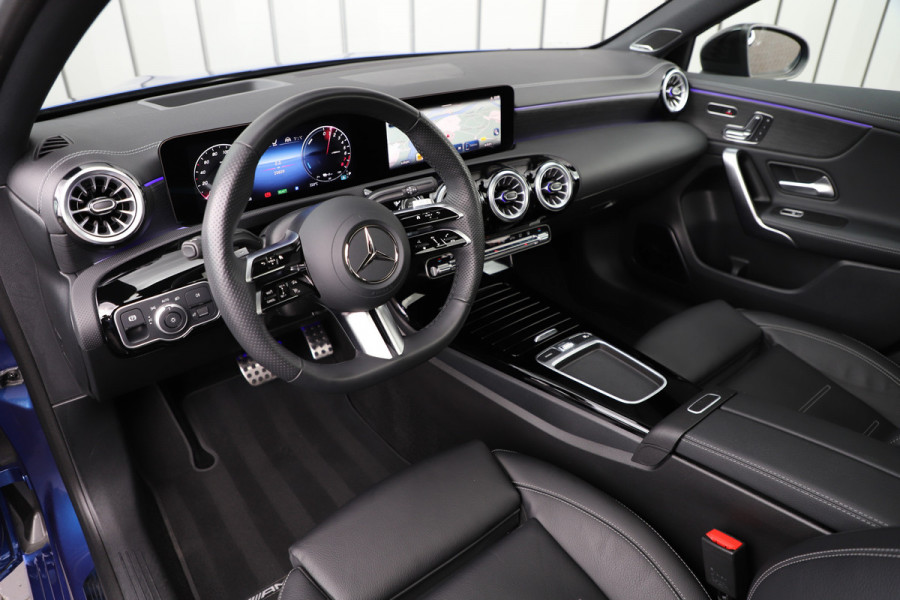 Mercedes-Benz A-Klasse 250e AMG Aut8 | 218PK | Pano | Head-up | Burmester | Memory | Sfeerverlichting | Multibeam | ACC | Stuurwielverwarming | Trekhaa