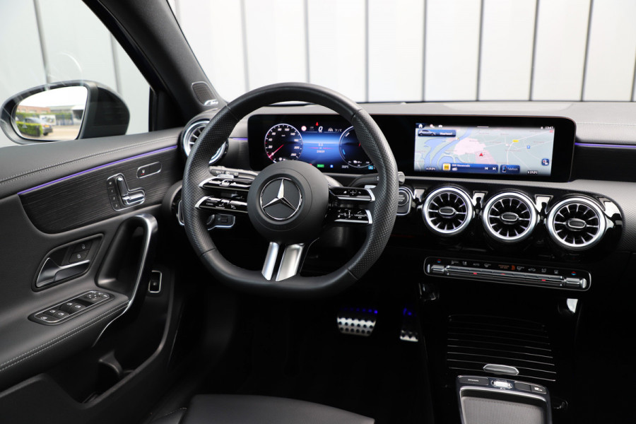 Mercedes-Benz A-Klasse 250e AMG Aut8 | 218PK | Pano | Head-up | Burmester | Memory | Sfeerverlichting | Multibeam | ACC | Stuurwielverwarming | Trekhaa