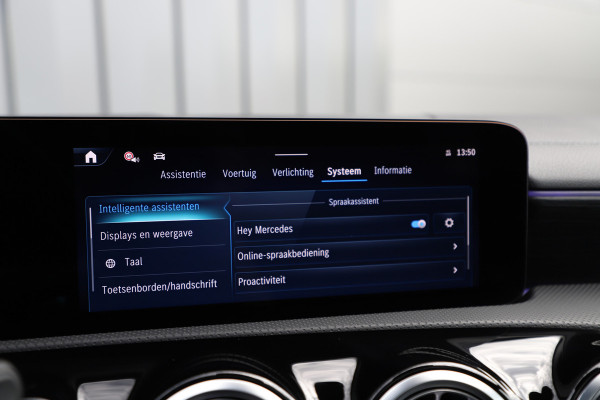 Mercedes-Benz A-Klasse 250e AMG Aut8 | 218PK | Pano | Head-up | Burmester | Memory | Sfeerverlichting | Multibeam | ACC | Stuurwielverwarming | Trekhaa