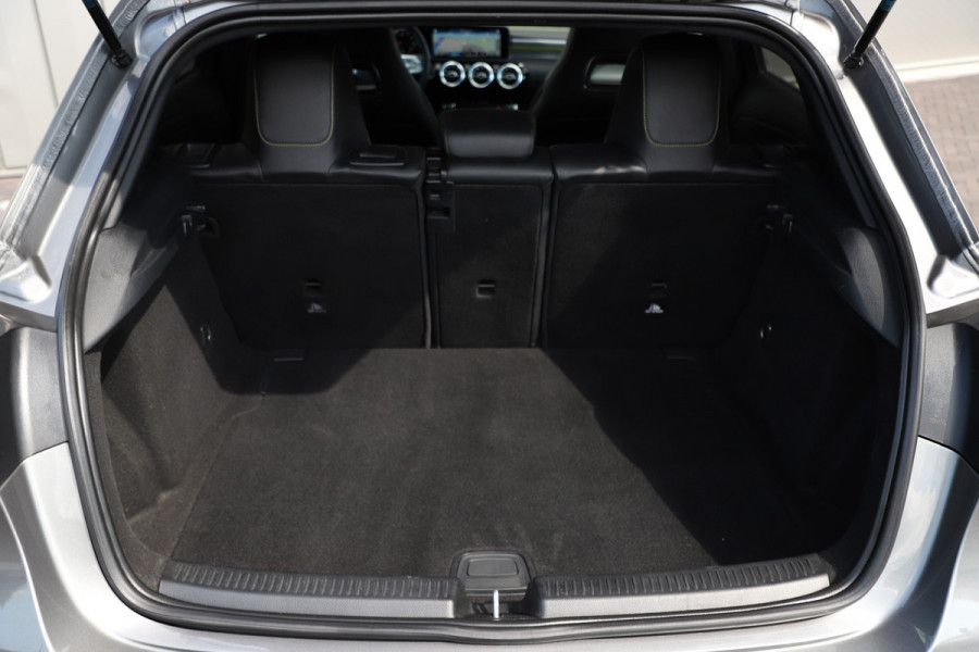 Mercedes-Benz A-Klasse 200 AMG Edition 1 | 163PK | Sfeerverlichting | Led | Widescreen | Stoelverwarming | Pdc | Cruise-control | 2018.