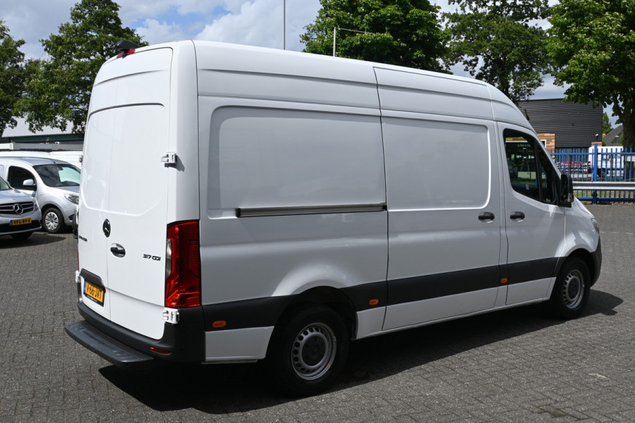 Mercedes-Benz Sprinter 317 CDI L2H2 MBUX met navigatie en camera met parkeersensoren