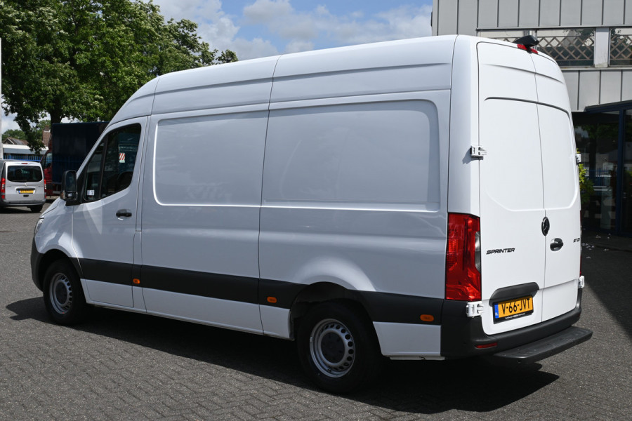 Mercedes-Benz Sprinter 317 CDI L2H2 MBUX met navigatie en camera met parkeersensoren