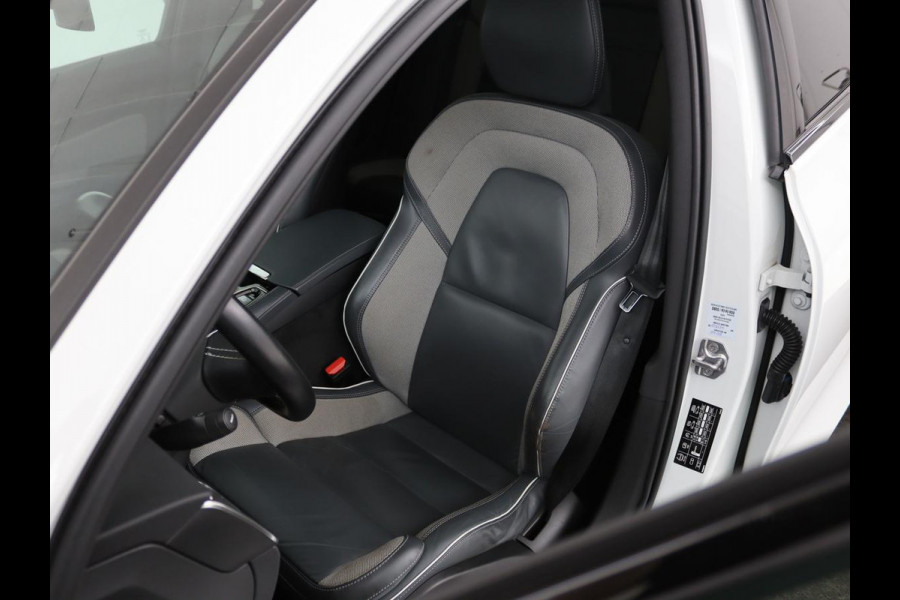 Volvo V60 2.0 T6 Recharge AWD R Design | Panoramadak | Trekhaak | Stoel & stuurverwarming | Carplay | Navigatie | Full LED