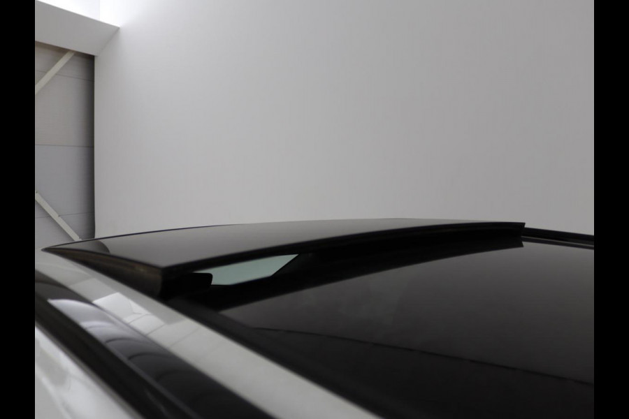 Volvo V60 2.0 T6 Recharge AWD R Design | Panoramadak | Trekhaak | Stoel & stuurverwarming | Carplay | Navigatie | Full LED