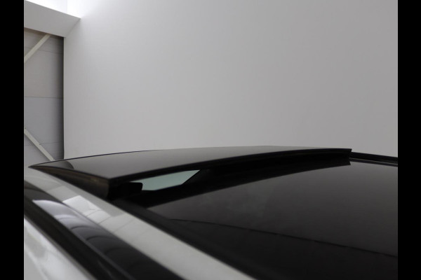 Volvo V60 2.0 T6 Recharge AWD R Design | Panoramadak | Trekhaak | Stoel & stuurverwarming | Carplay | Navigatie | Full LED