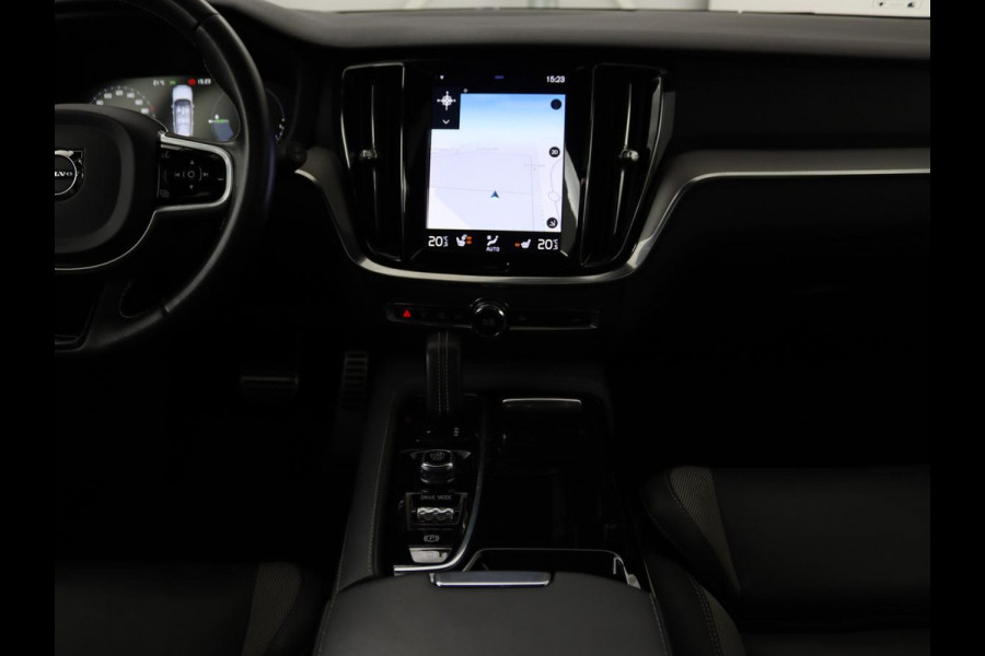 Volvo V60 2.0 T6 Recharge AWD R Design | Panoramadak | Trekhaak | Stoel & stuurverwarming | Carplay | Navigatie | Full LED