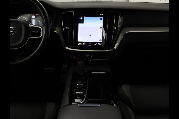 Volvo V60 2.0 T6 Recharge AWD R Design | Panoramadak | Trekhaak | Stoel & stuurverwarming | Carplay | Navigatie | Full LED