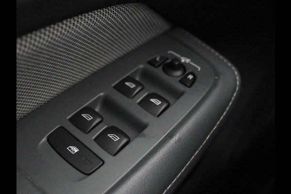Volvo V60 2.0 T6 Recharge AWD R Design | Panoramadak | Trekhaak | Stoel & stuurverwarming | Carplay | Navigatie | Full LED