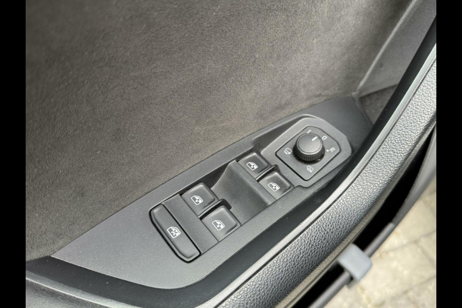 Škoda Kodiaq 1.5 TSI Sportline Automaat | Trekhaak uitklapbaar | Navigatiesysteem | Stoelverwarming | Stuurverwarming | Getint glas | Cruise