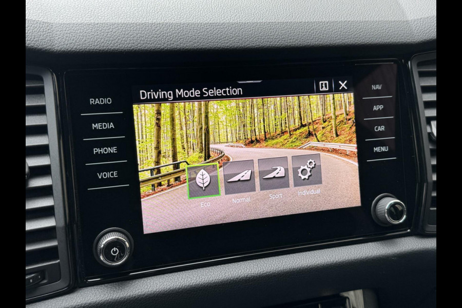 Škoda Kodiaq 1.5 TSI Sportline Automaat | Trekhaak uitklapbaar | Navigatiesysteem | Stoelverwarming | Stuurverwarming | Getint glas | Cruise