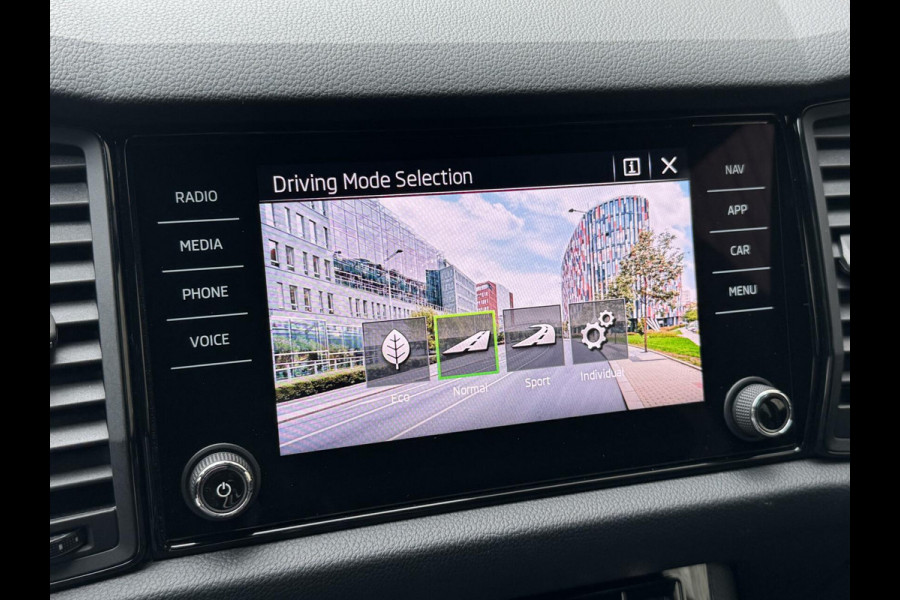 Škoda Kodiaq 1.5 TSI Sportline Automaat | Trekhaak uitklapbaar | Navigatiesysteem | Stoelverwarming | Stuurverwarming | Getint glas | Cruise