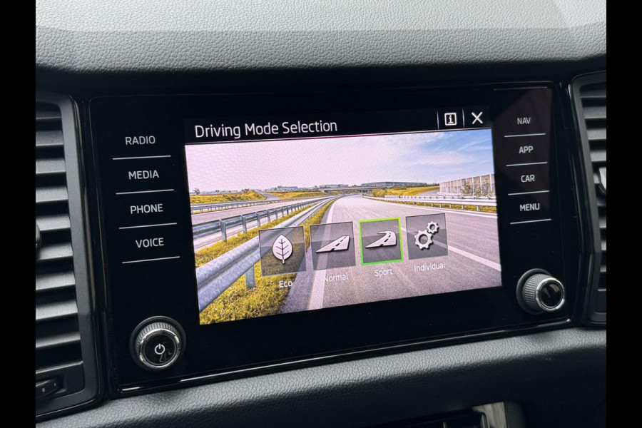 Škoda Kodiaq 1.5 TSI Sportline Automaat | Trekhaak uitklapbaar | Navigatiesysteem | Stoelverwarming | Stuurverwarming | Getint glas | Cruise