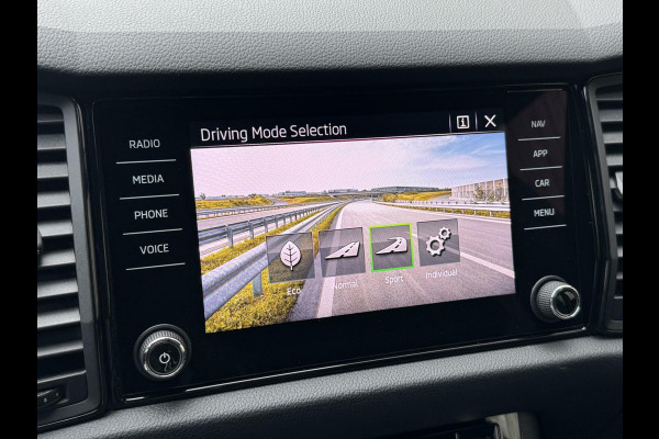 Škoda Kodiaq 1.5 TSI Sportline Automaat | Trekhaak uitklapbaar | Navigatiesysteem | Stoelverwarming | Stuurverwarming | Getint glas | Cruise