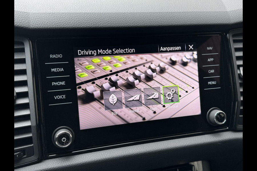 Škoda Kodiaq 1.5 TSI Sportline Automaat | Trekhaak uitklapbaar | Navigatiesysteem | Stoelverwarming | Stuurverwarming | Getint glas | Cruise
