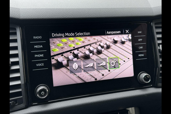 Škoda Kodiaq 1.5 TSI Sportline Automaat | Trekhaak uitklapbaar | Navigatiesysteem | Stoelverwarming | Stuurverwarming | Getint glas | Cruise