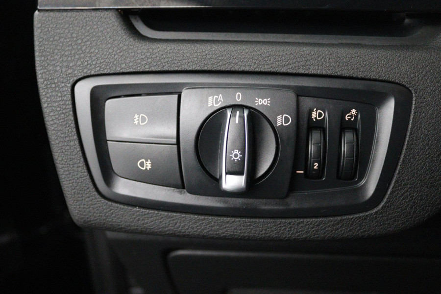 BMW X1 SDrive18i Executive Edition Automaat (NAVIGATIE, STOELVERWARMING, LED, PDC, 1e EIGENAAR, GOED ONDERHOUDEN)