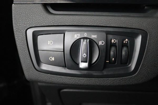 BMW X1 SDrive18i Executive Edition Automaat (NAVIGATIE, STOELVERWARMING, LED, PDC, 1e EIGENAAR, GOED ONDERHOUDEN)
