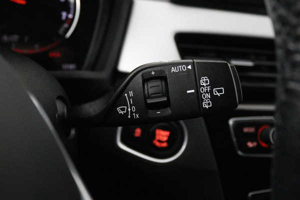 BMW X1 SDrive18i Executive Edition Automaat (NAVIGATIE, STOELVERWARMING, LED, PDC, 1e EIGENAAR, GOED ONDERHOUDEN)
